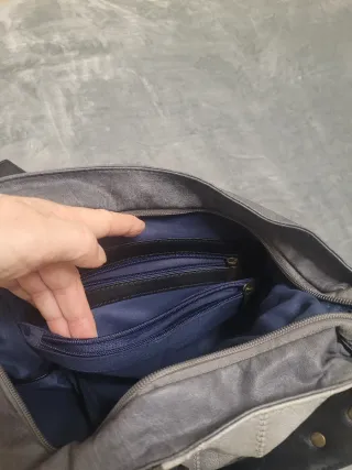 Bolso gris con detalle colgado en el lateral