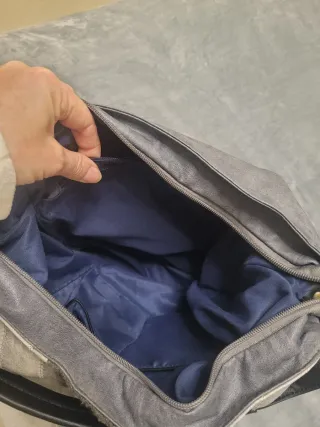 Bolso gris con detalle colgado en el lateral