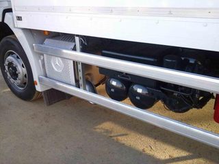 Mercedes AXOR 1833-CAMIONES FURGONES