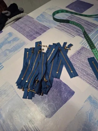 17 Cremalleras Azules con Tirador Dorado