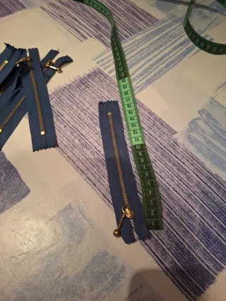 17 Cremalleras Azules con Tirador Dorado