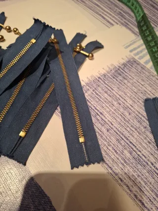 17 Cremalleras Azules con Tirador Dorado