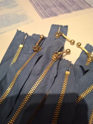 17 Cremalleras Azules con Tirador Dorado