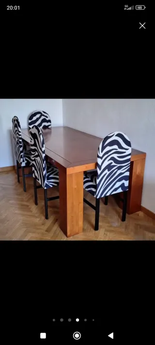 Mesa de comedor de madera con 4 sillas