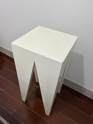 Taburete alto blanco