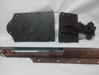 Cerradura antigua portón y pasador forja