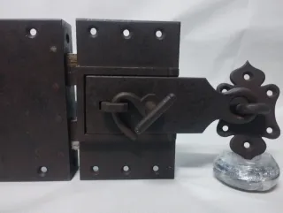 Cerradura antigua portón y pasador forja