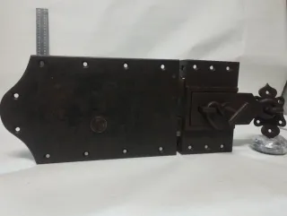 Cerradura antigua portón y pasador forja