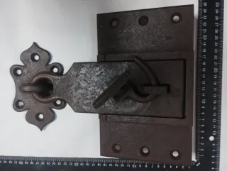 Cerradura antigua portón y pasador forja