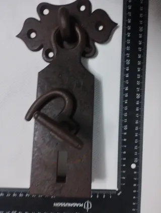 Cerradura antigua portón y pasador forja