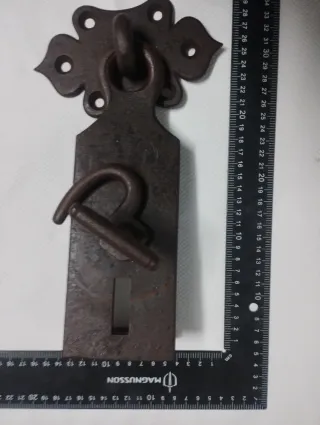 Cerradura antigua portón y pasador forja