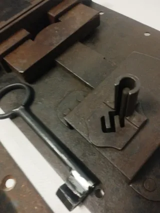 Cerradura antigua portón y pasador forja