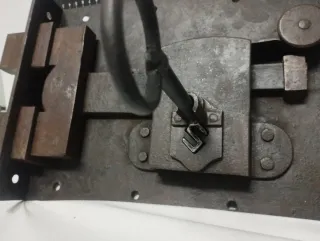 Cerradura antigua portón y pasador forja