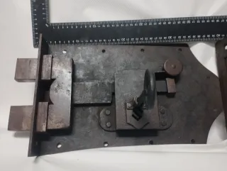 Cerradura antigua portón y pasador forja