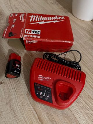 Cargador y Batería Milwaukee M12 2.0Ah