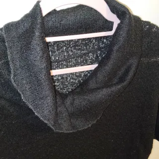 Jersey de punto negro cuello alto