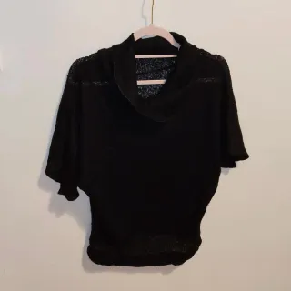 Jersey de punto negro cuello alto