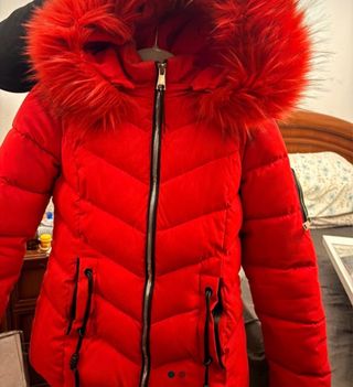 Chaqueta roja con capucha de pelo