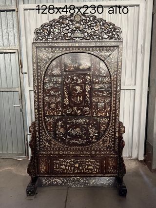 Biombo antiguo con incrustaciones de nacar