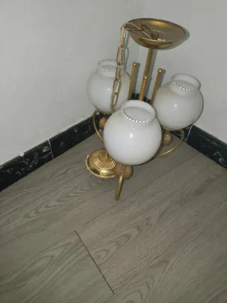 Lámpara colgante dorada con globos de cristal