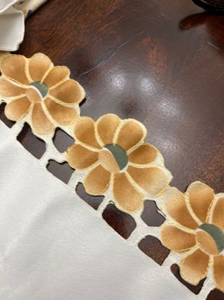 Mantelería antigua flores 85x85cm