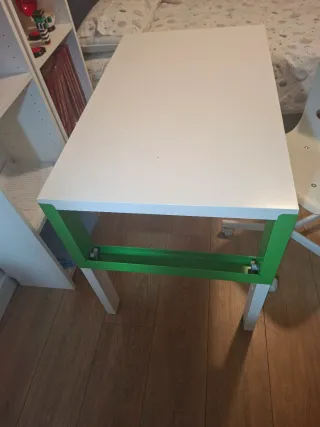 Mesa estudio infantil blanca y verde