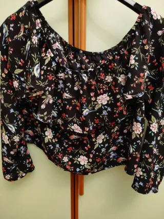 Camicetta a fiori con spalle scoperte