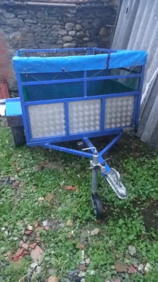 Remolque azul con rejilla y lona