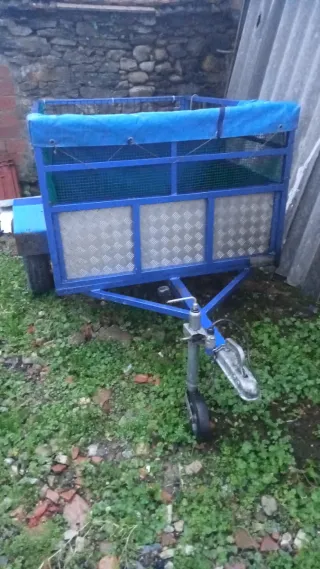 Remolque azul con rejilla y lona
