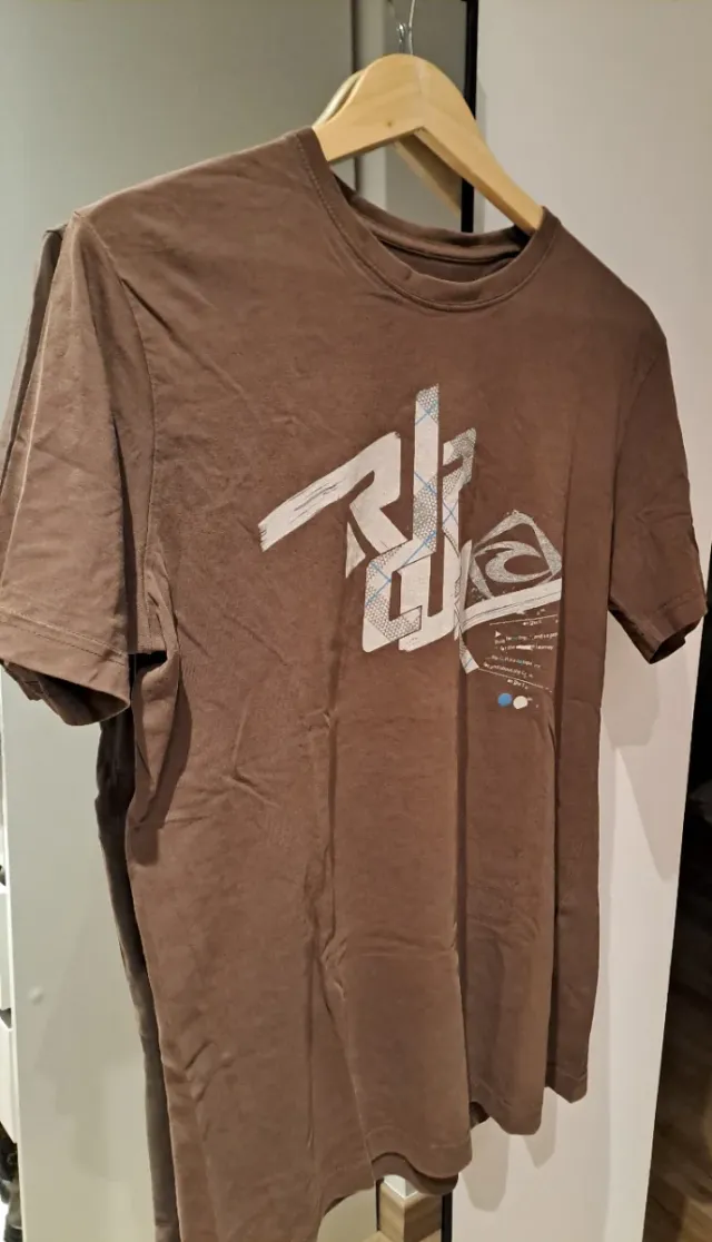 4 Camisetas Rip Curl y Volcom marrón blanco gris