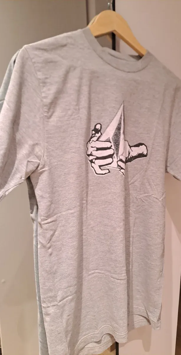 4 Camisetas Rip Curl y Volcom marrón blanco gris