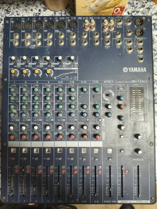 Mesa de Mezclas Yamaha MG124CX