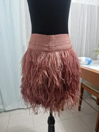 Falda de plumas rosa