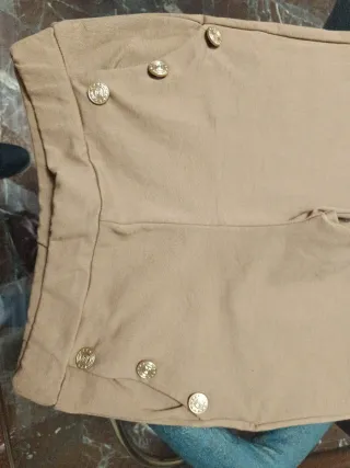 Pantalón Moca con Botones Dorados