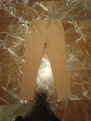 Pantalón Moca con Botones Dorados