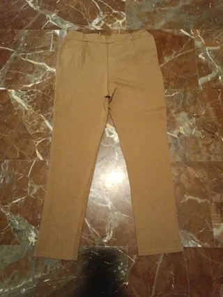 Pantalón Moca con Botones Dorados