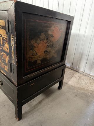 Cómoda antigua lacada y pintado a mano