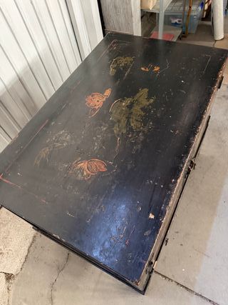 Cómoda antigua lacada y pintado a mano
