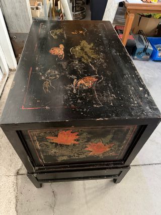 Cómoda antigua lacada y pintado a mano