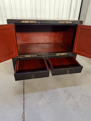 Cómoda antigua lacada y pintado a mano