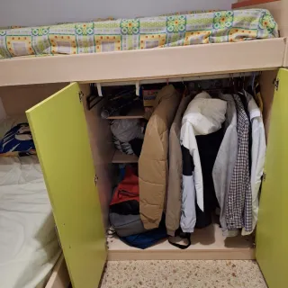 Litera madera y amplio espacio de almacenaje