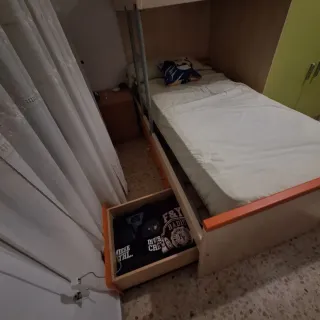 Litera madera y amplio espacio de almacenaje