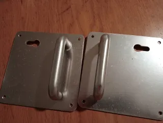 Manillas metálicas para puerta