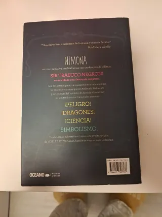 Nimona (Historias Graficas) (Spanish Edition)