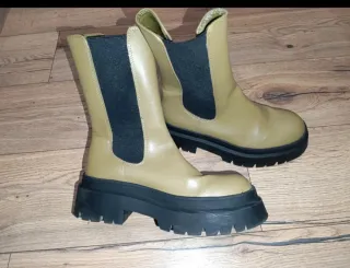 Botas track verde oliva y negras