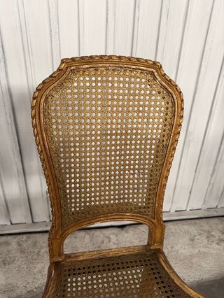 Silla antigua de madera y ratán