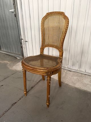 Silla antigua de madera y ratán