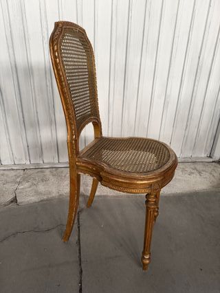 Silla antigua de madera y ratán