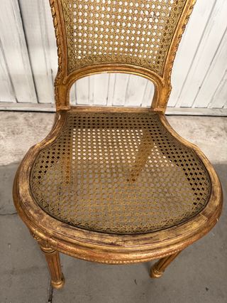 Silla antigua de madera y ratán