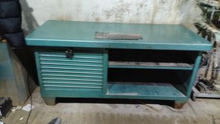 Banco de trabajo metálico verde